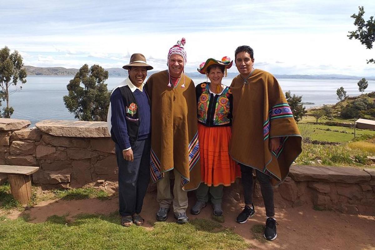 un grup de persones posant per a una foto davant de l'aigua