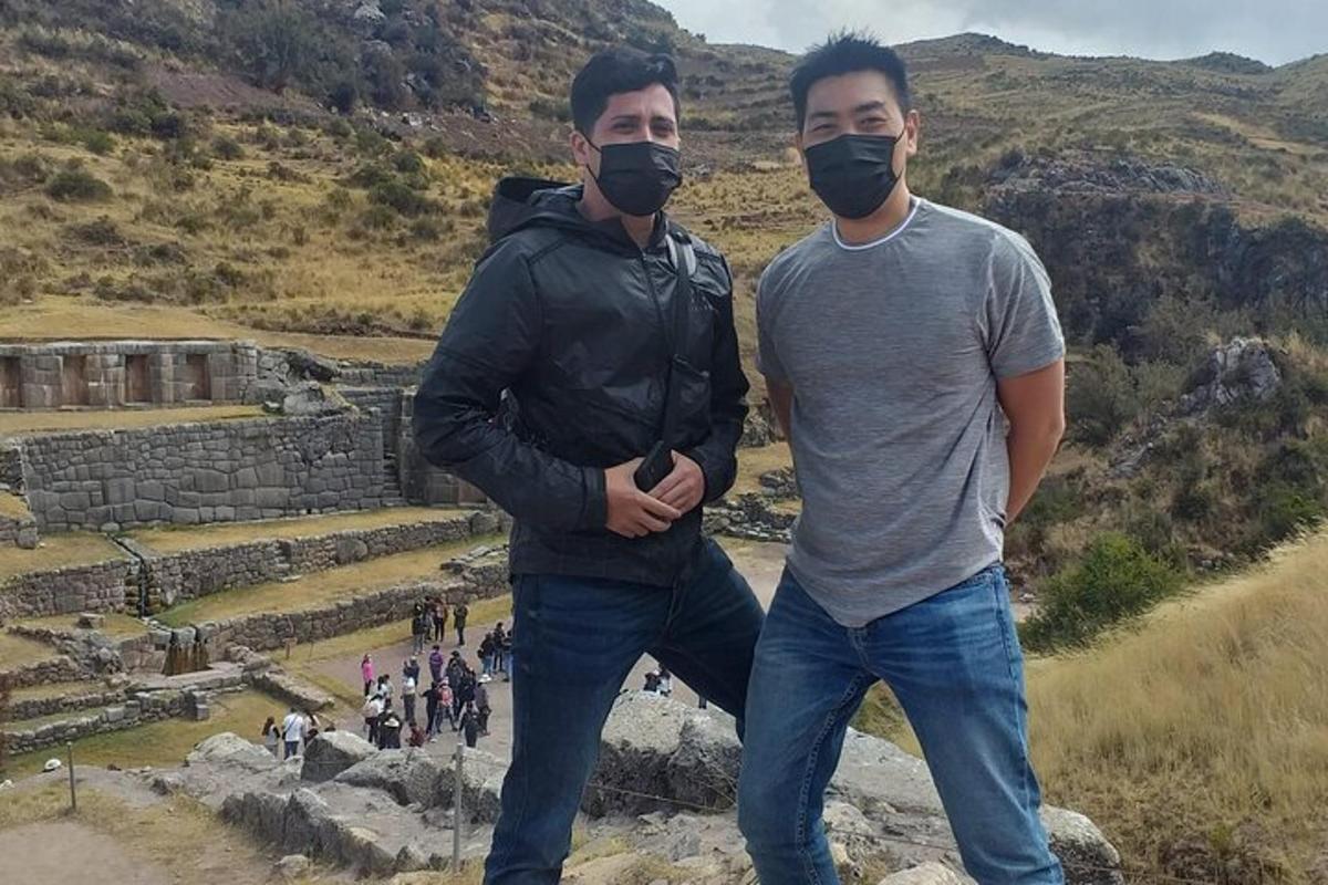 dva muži v maskách stojící na vrcholu pyramidy