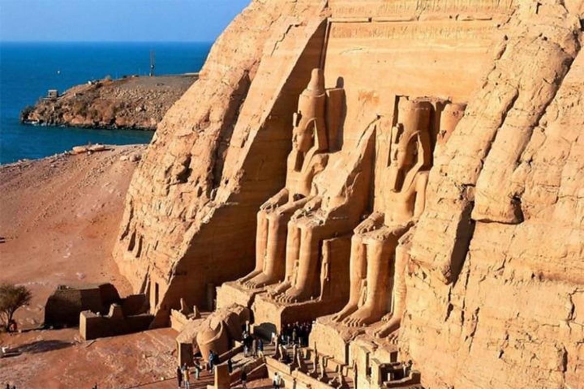 um grande castelo de areia na encosta de um penhasco