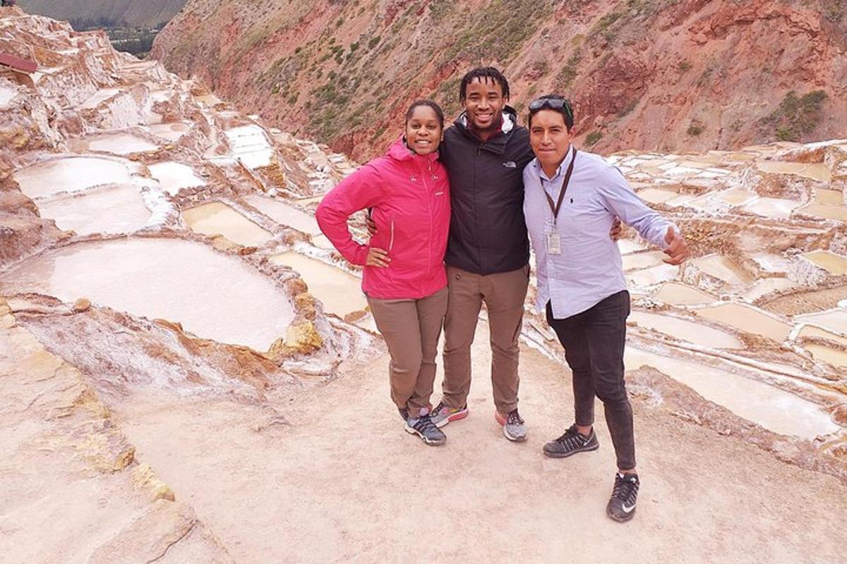tres persones posant per a una foto a la muntanya