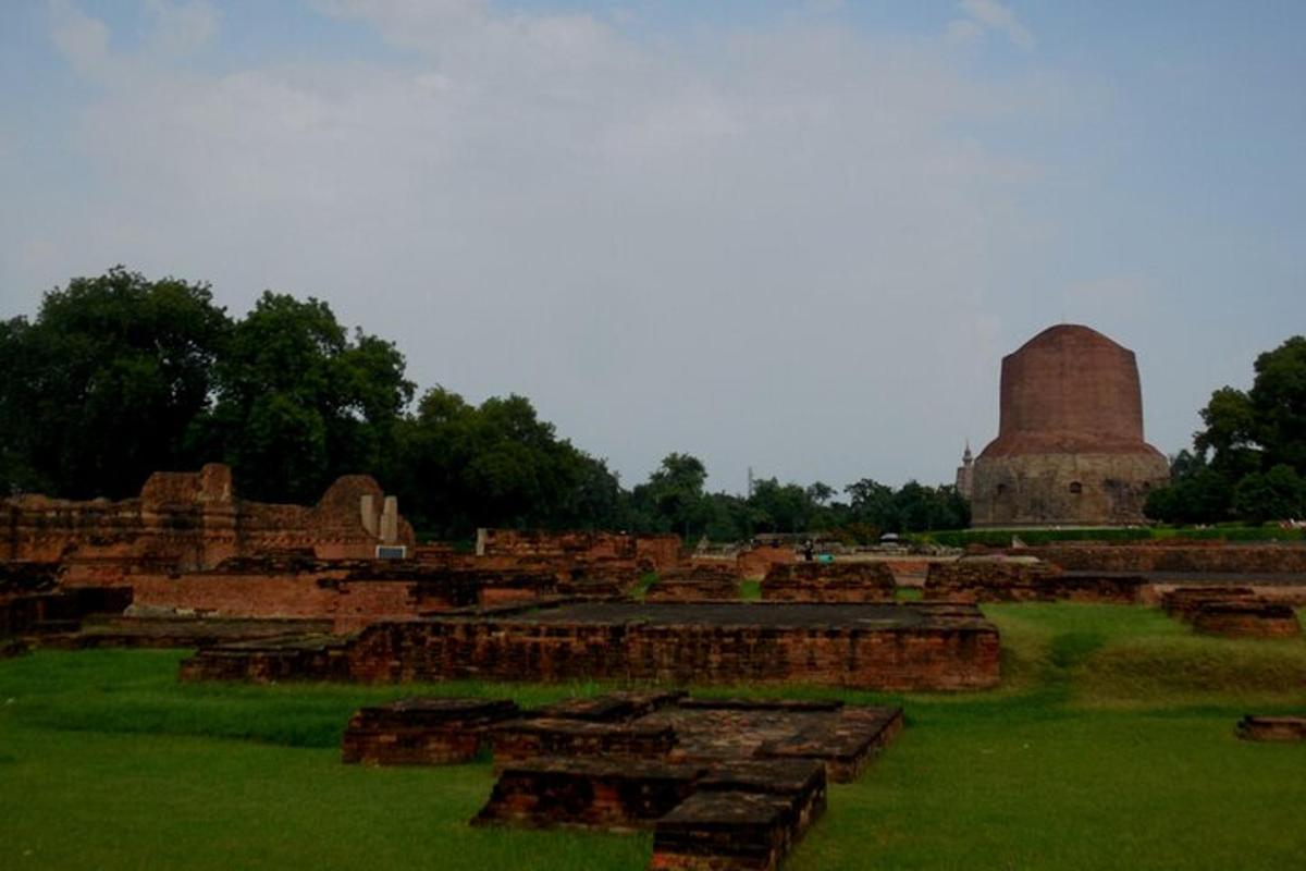 un grande campo con un monumento sullo sfondo