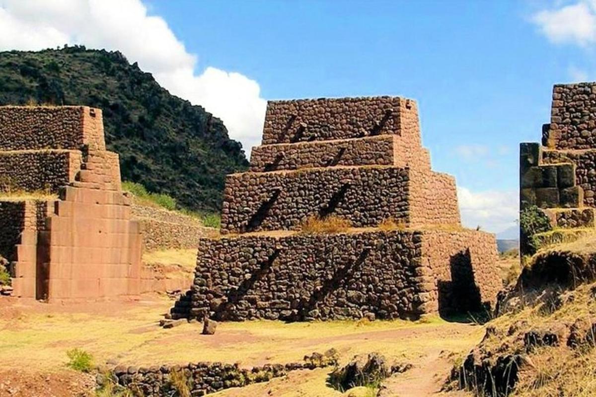 um grande edifício de tijolos no meio de um campo