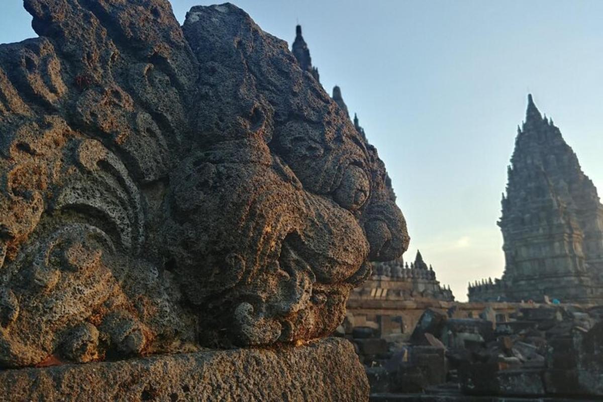 vista d'un temple amb una estàtua de lleó