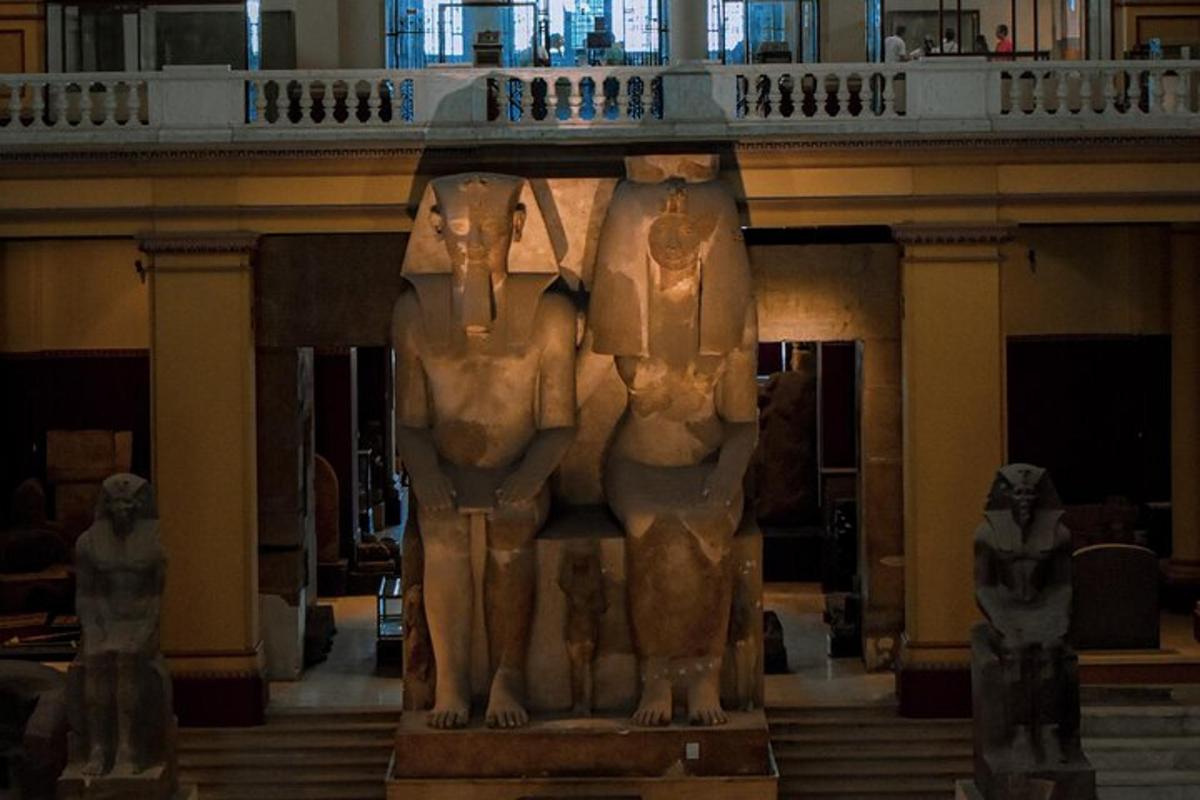una statua di un uomo in un museo