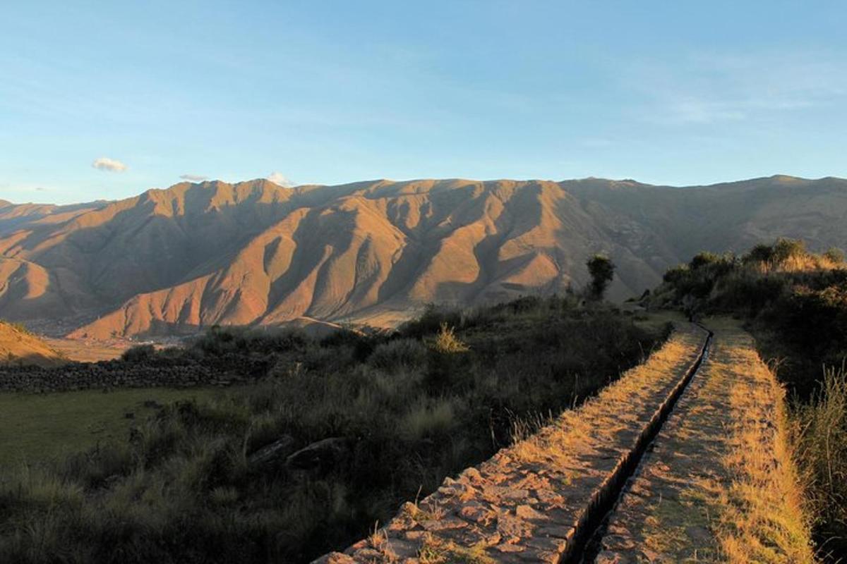 um trilho de trem no meio de uma montanha