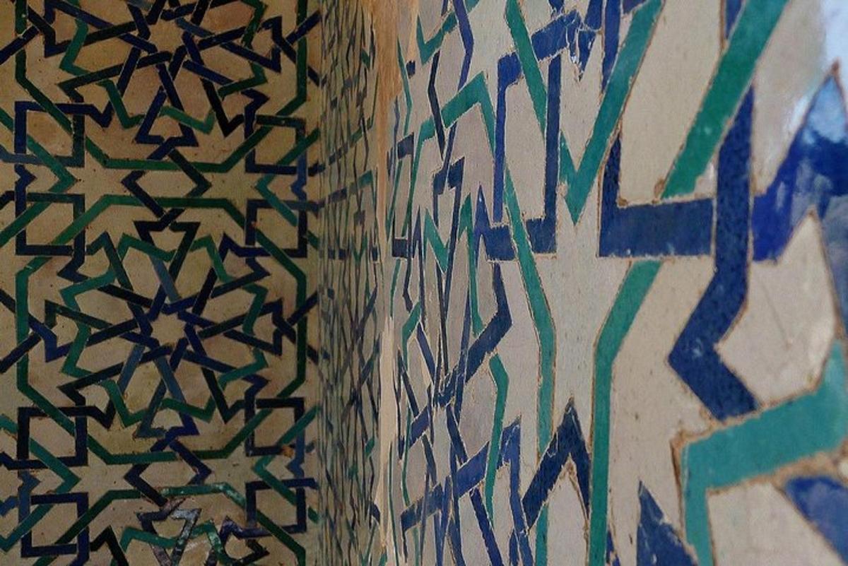 un primo piano di un muro con dei motivi