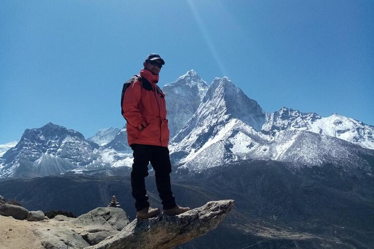 站在山顶上的男人