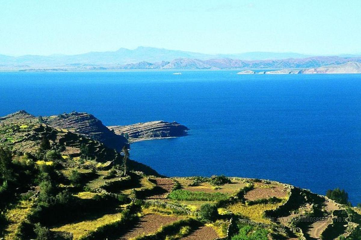 una vista aèria d'una gran massa d'aigua