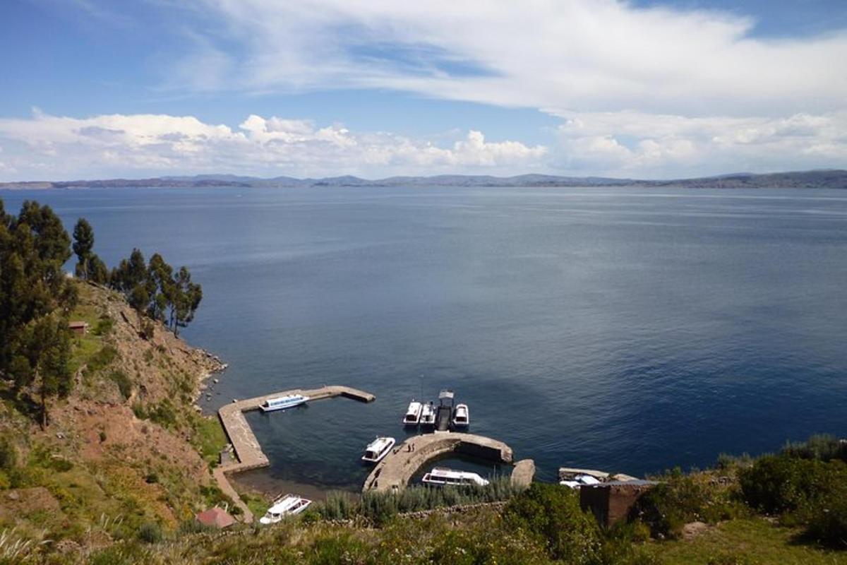 una illa al mig d'una gran massa d'aigua