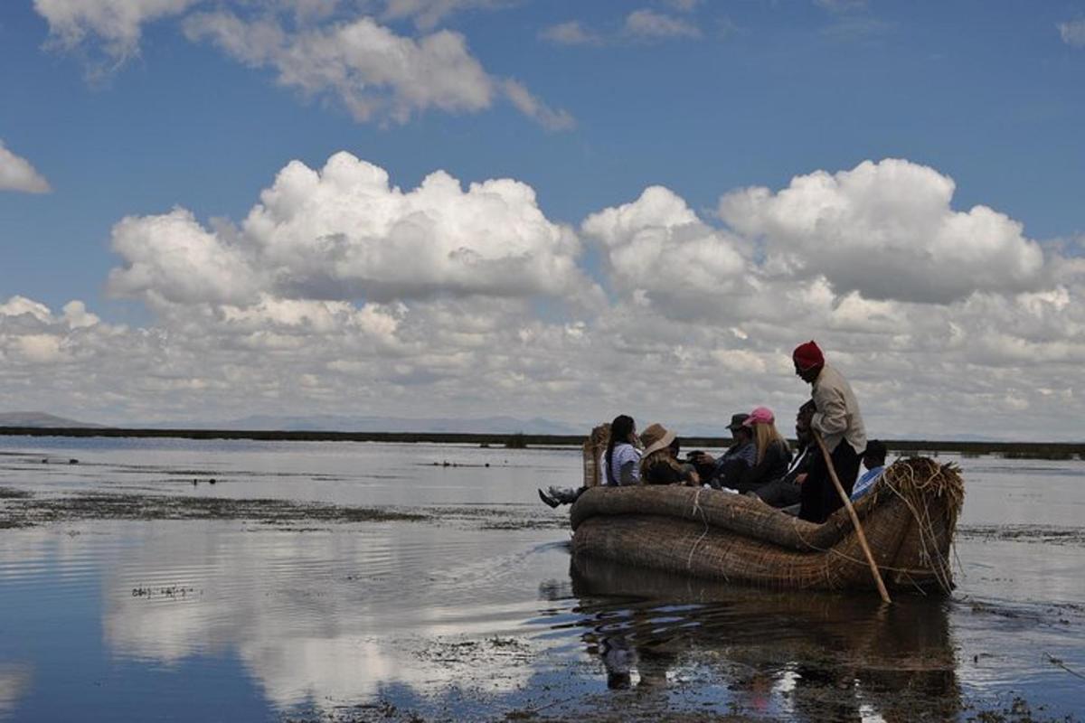 un grupo de personas en un barco en el agua