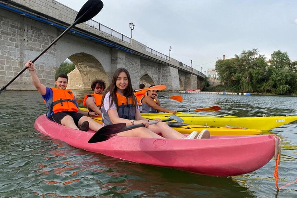 un gruppo di persone in kayak sul fiume