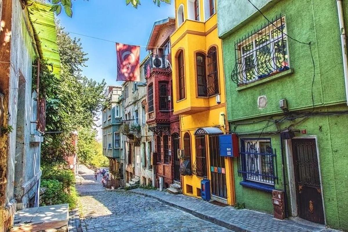 lorong dengan bangunan berwarna-warni di jalan bandar