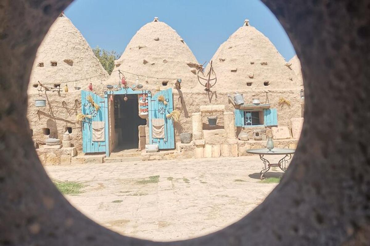 Un edificio con una mesa delante.