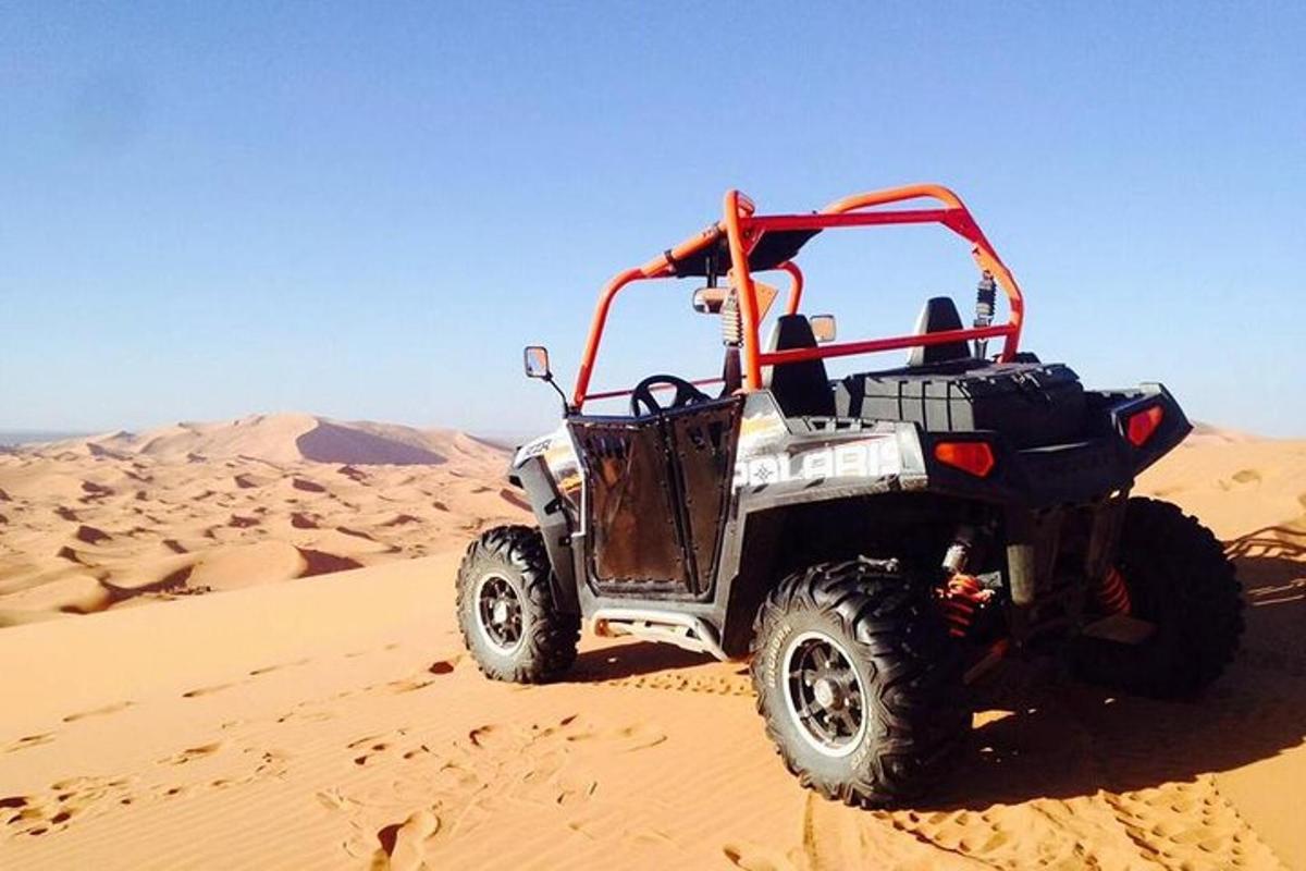 un quad nella sabbia del deserto