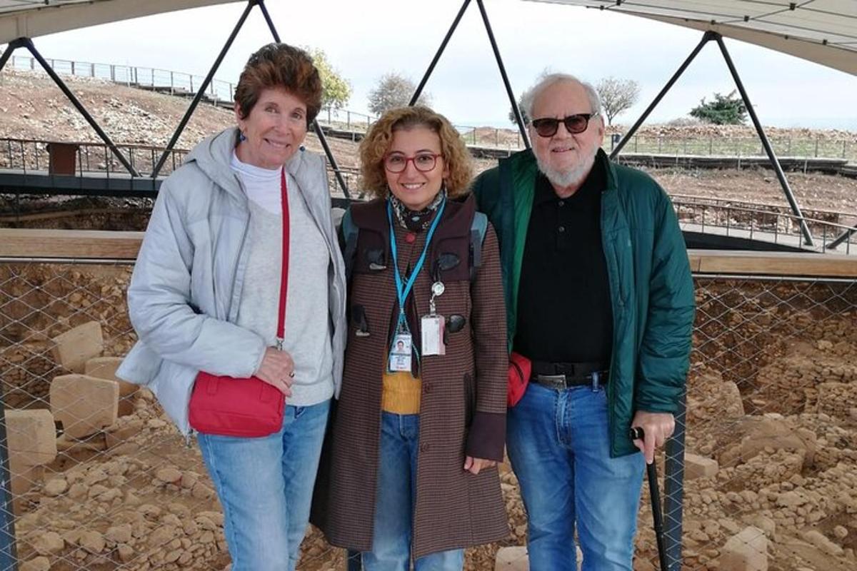 Dos mujeres y un hombre posando para una fotografía