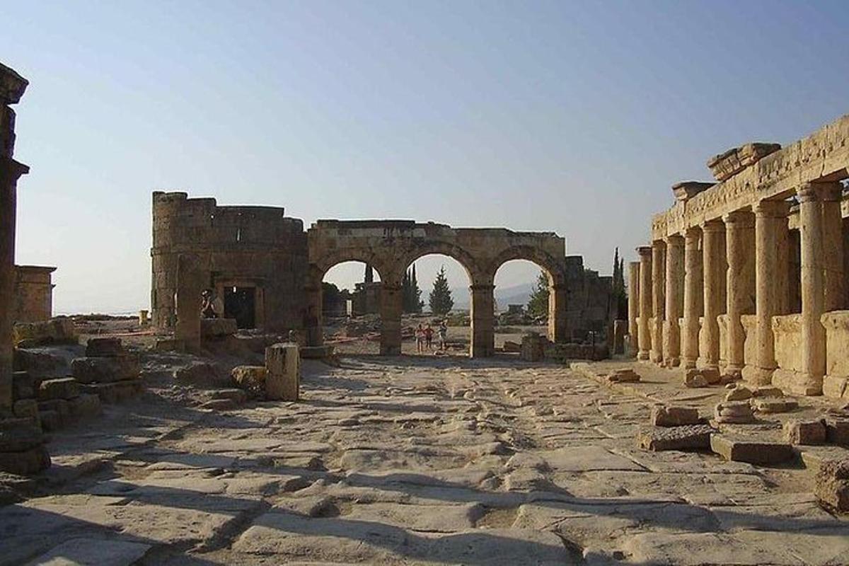 αρχαία ερείπια κτιρίου με κίονες και αψίδες