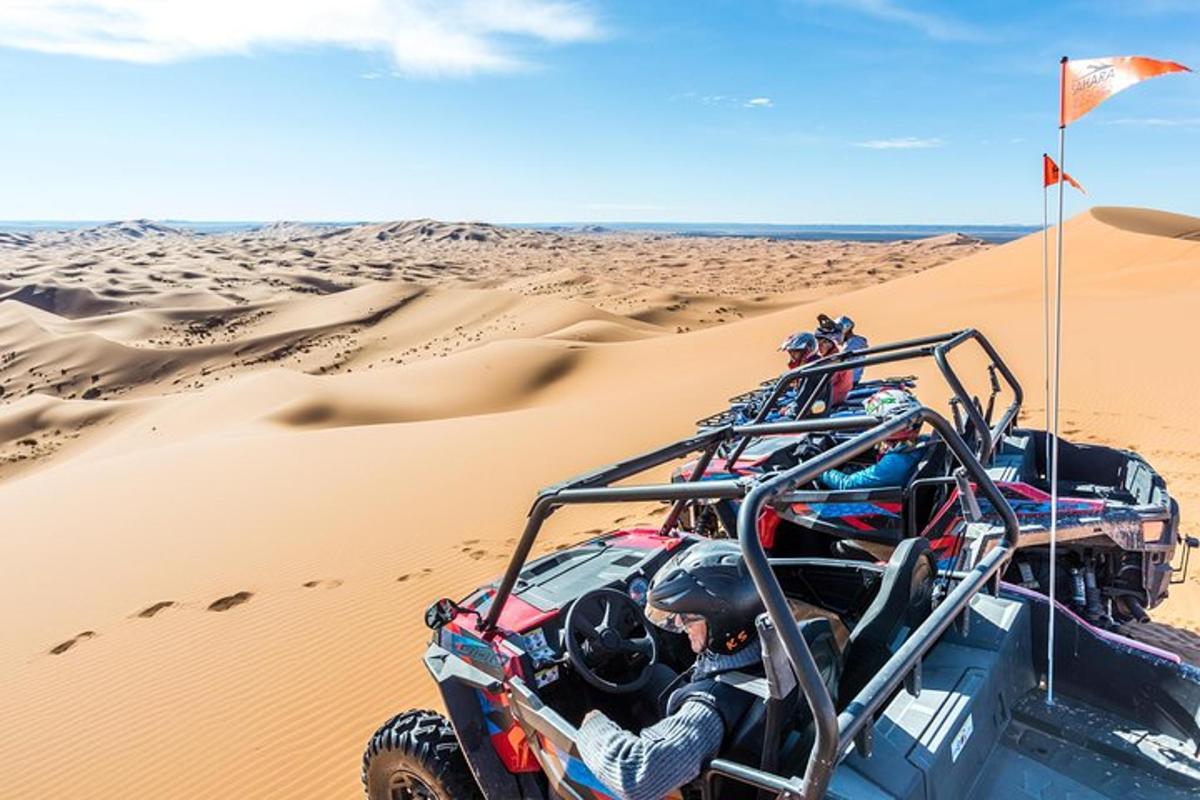 un gruppo di persone su una jeep nel deserto