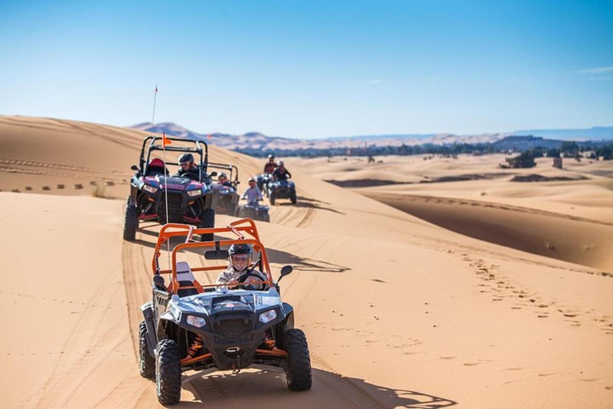 un gruppo di persone che guidano quad nel deserto