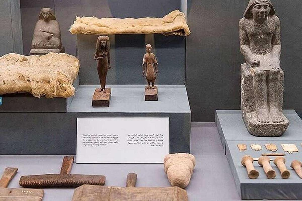 博物館での古代遺物の展示