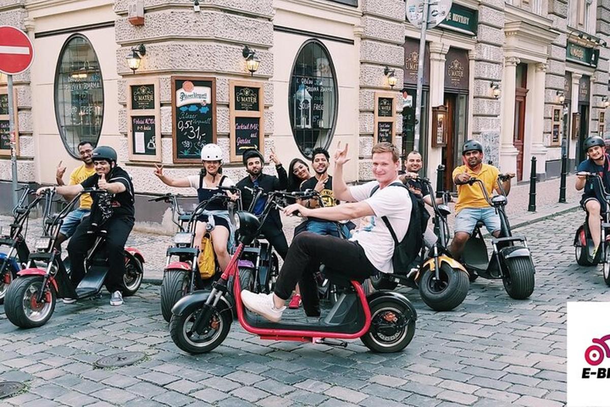 grupp inimesi, kes sõidavad tänaval tõukeratastega