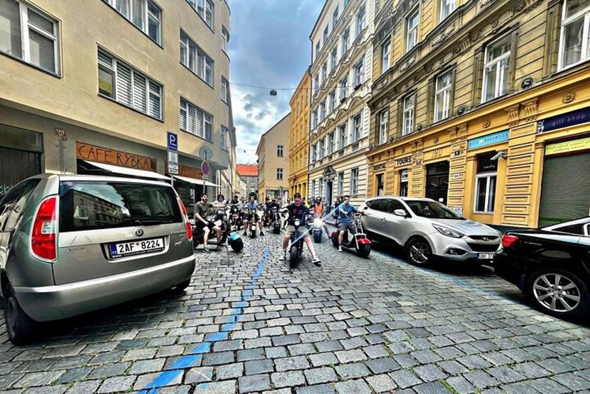 hópur fólks sem ekur mótorhjólum á götu í borginni