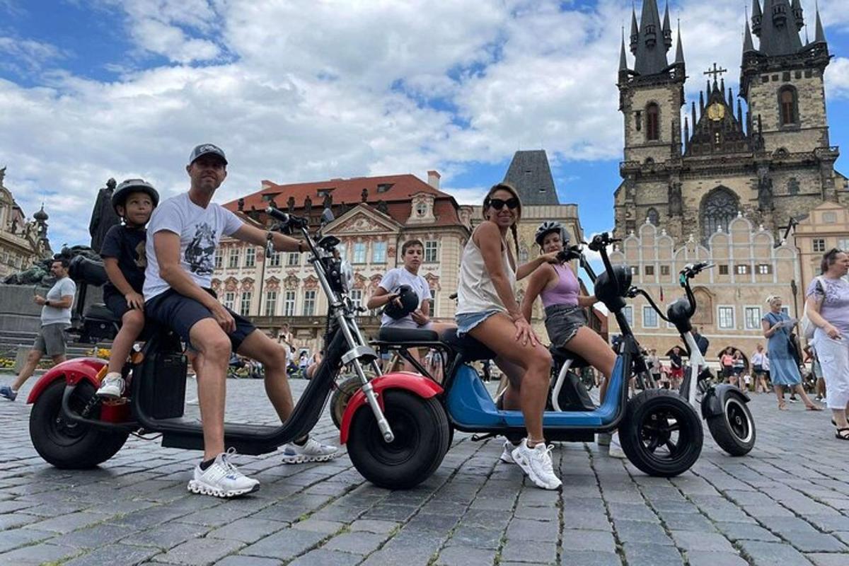 hópur fólks á vespum í borg