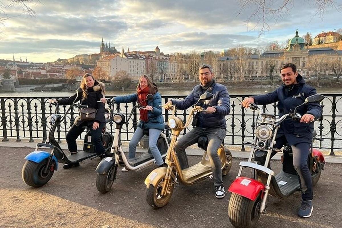 grupp inimesi, kes sõidavad sillal tõukeratastega