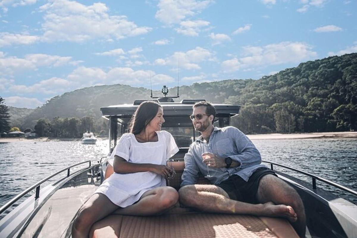 un uomo e una donna seduti sul retro di una barca