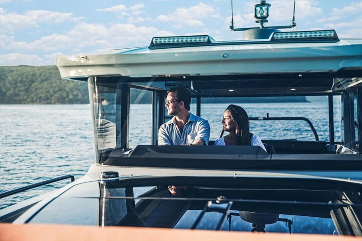 un uomo e una donna seduti su una barca sull'acqua