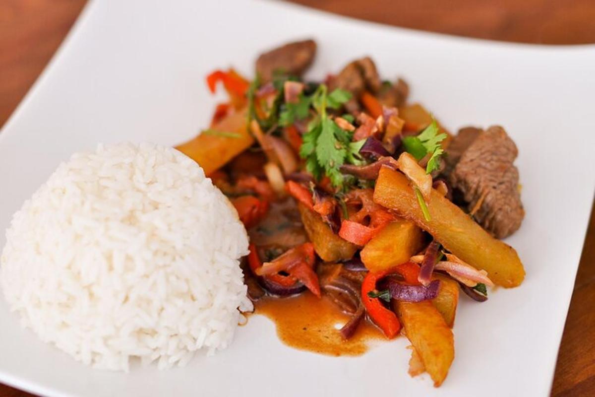 sepinggan makanan putih dengan nasi dan daging