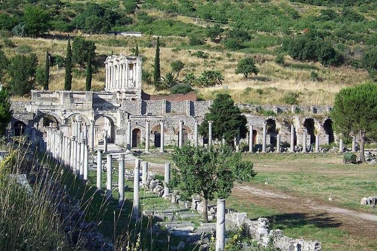 Un edificio antiguo en un campo junto a una valla.
