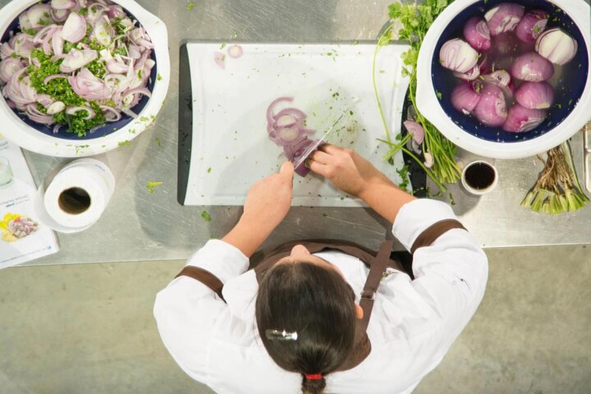 inimene, kes hoiab üleval toidukausi pilti
