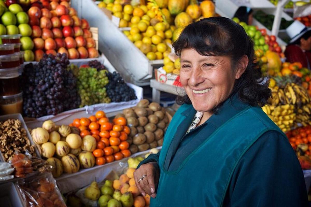 uma mulher parada em frente a uma barraca de frutas