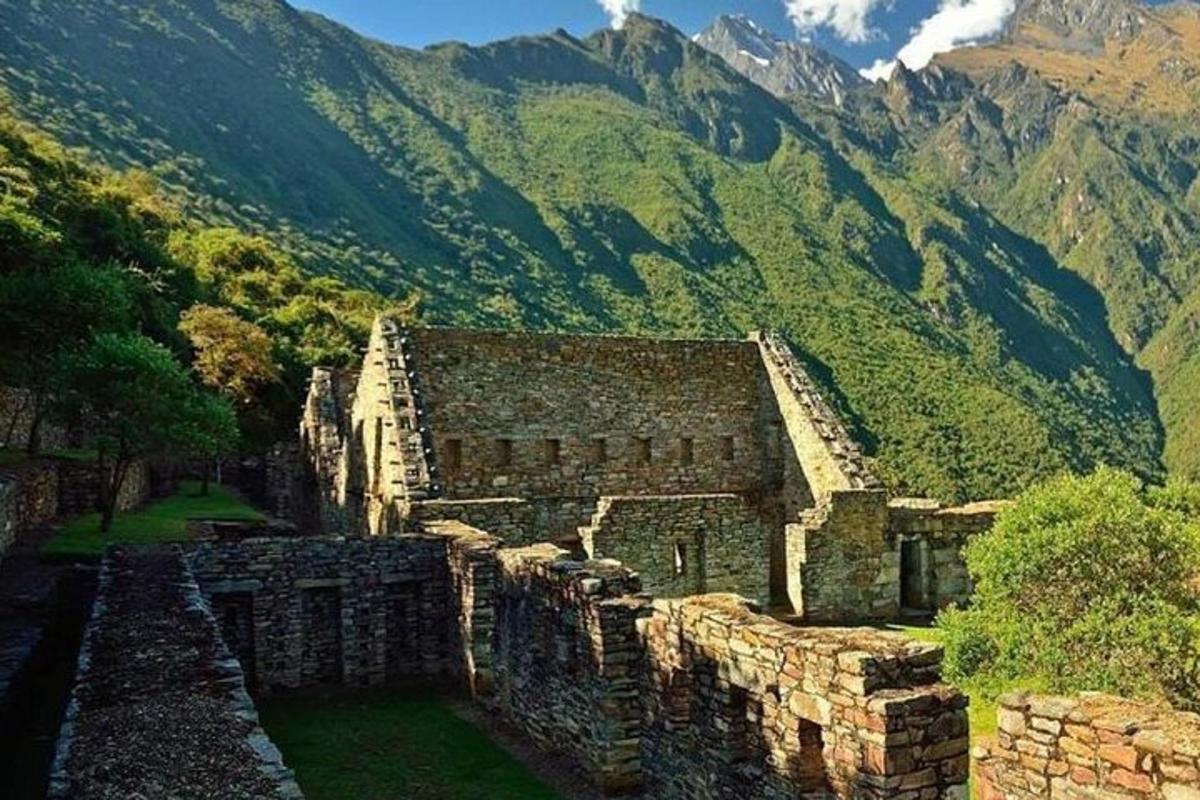 um edifício antigo com montanhas ao fundo