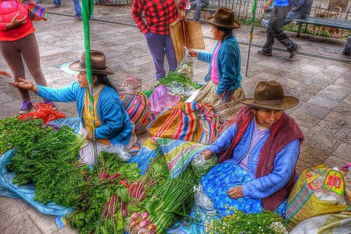 sekumpulan wanita duduk di atas tanah dengan sayur-sayuran