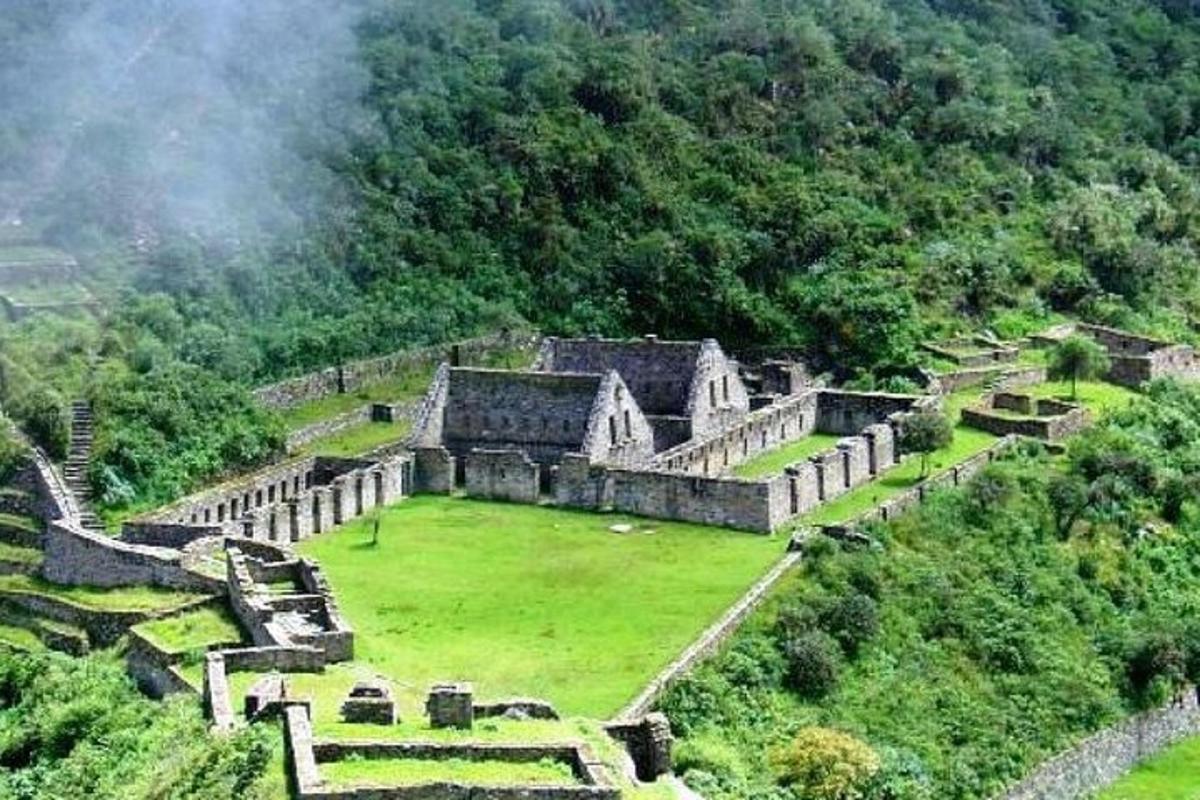 un castel vechi pe un câmp verde