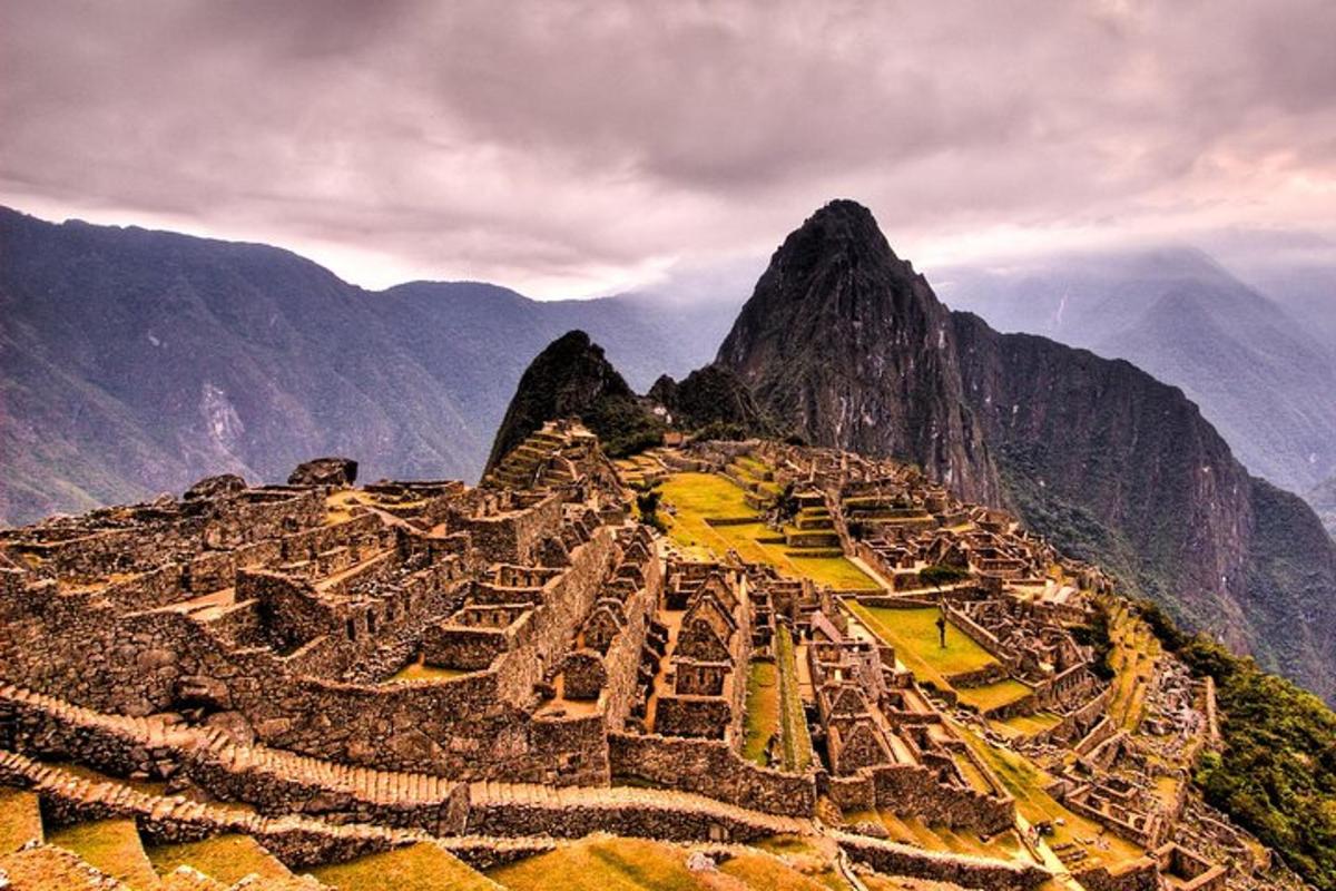 una vista de Machu Picchu des del cim d'una muntanya