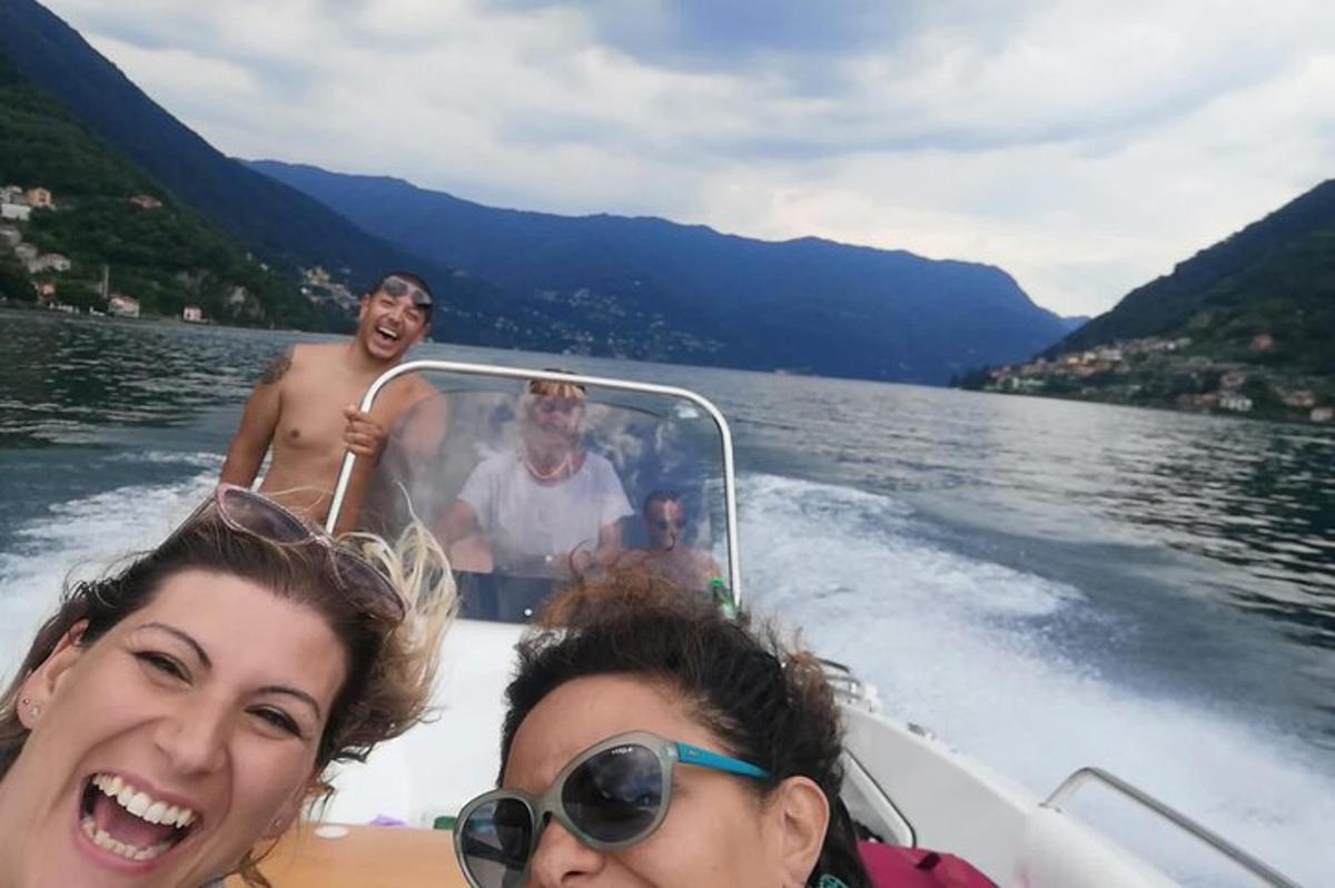 su üzerinde bir teknede bulunan bir grup insan