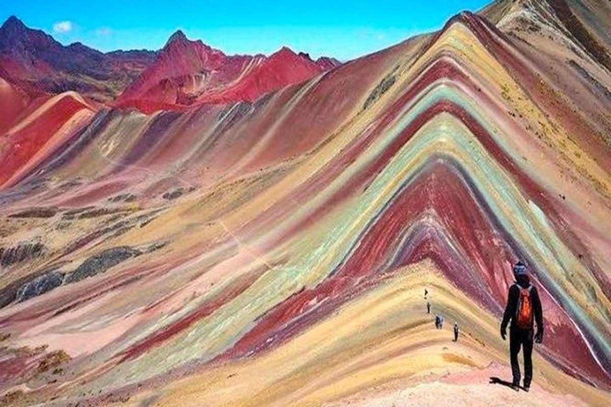un dipinto di un uomo in piedi su una montagna