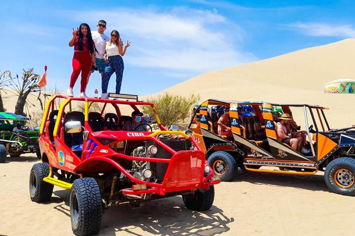 due persone in piedi sul tetto di una jeep nel deserto