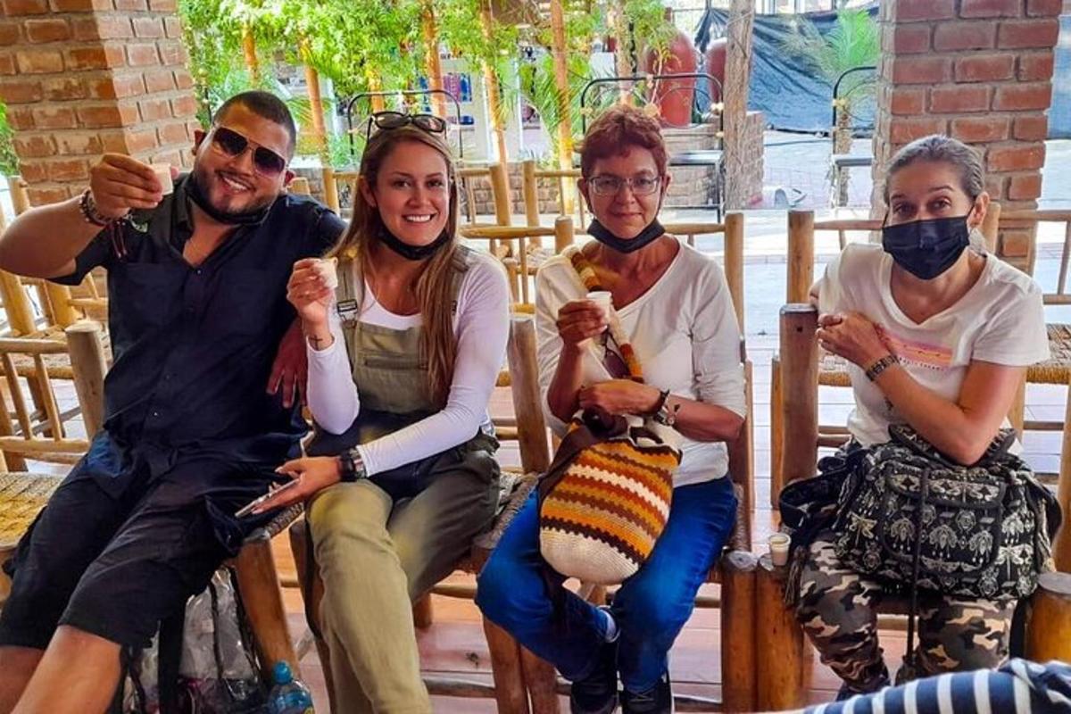un gruppo di quattro persone sedute su una panchina