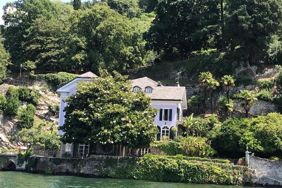 uma casa branca em uma colina perto da água