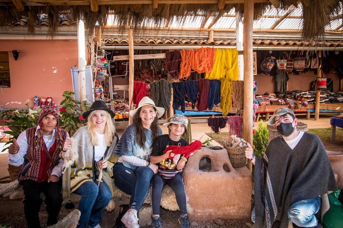 un grup de dones posant per a una foto en una botiga