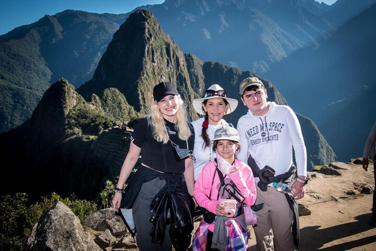 una família posant per a una foto al cim d'una muntanya