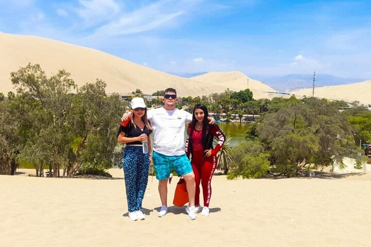 tre persone posano per una foto nel deserto