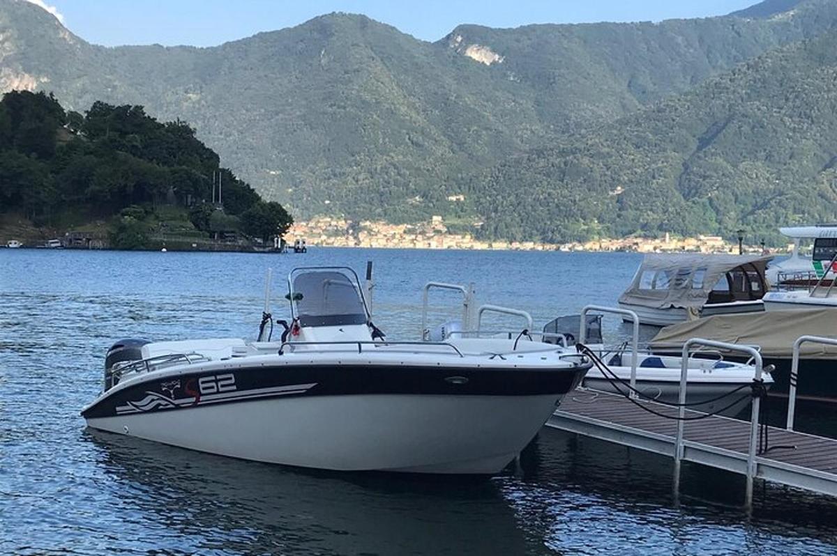 um barco está atracado em um cais na água