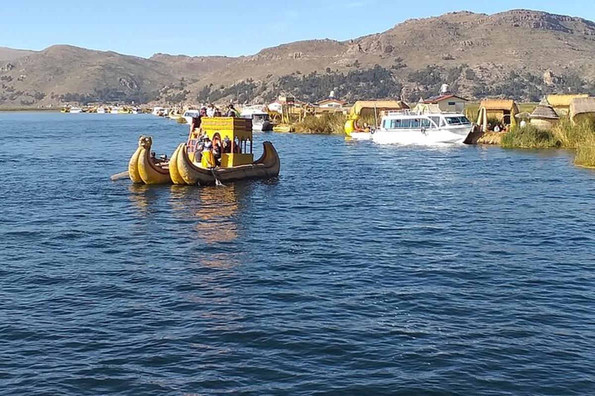skupina lidí jedoucích na raftu ve vodě