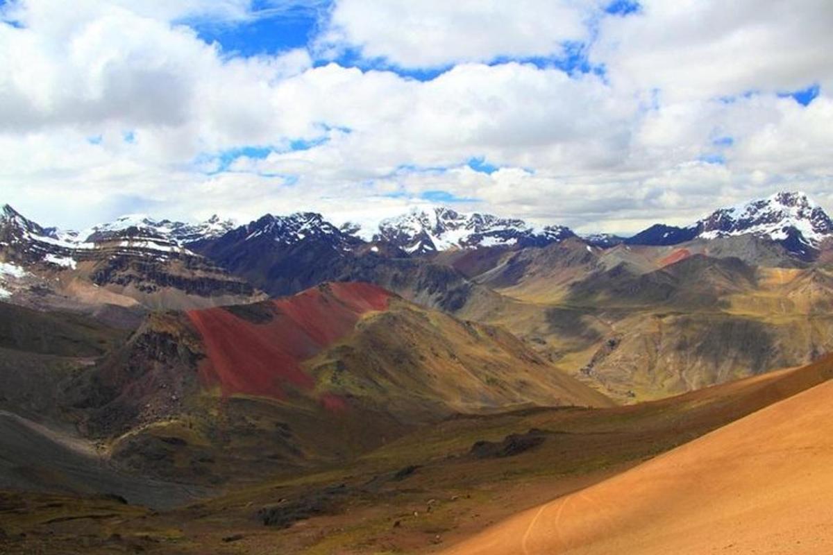 una vista di una catena montuosa con montagne coperte di neve