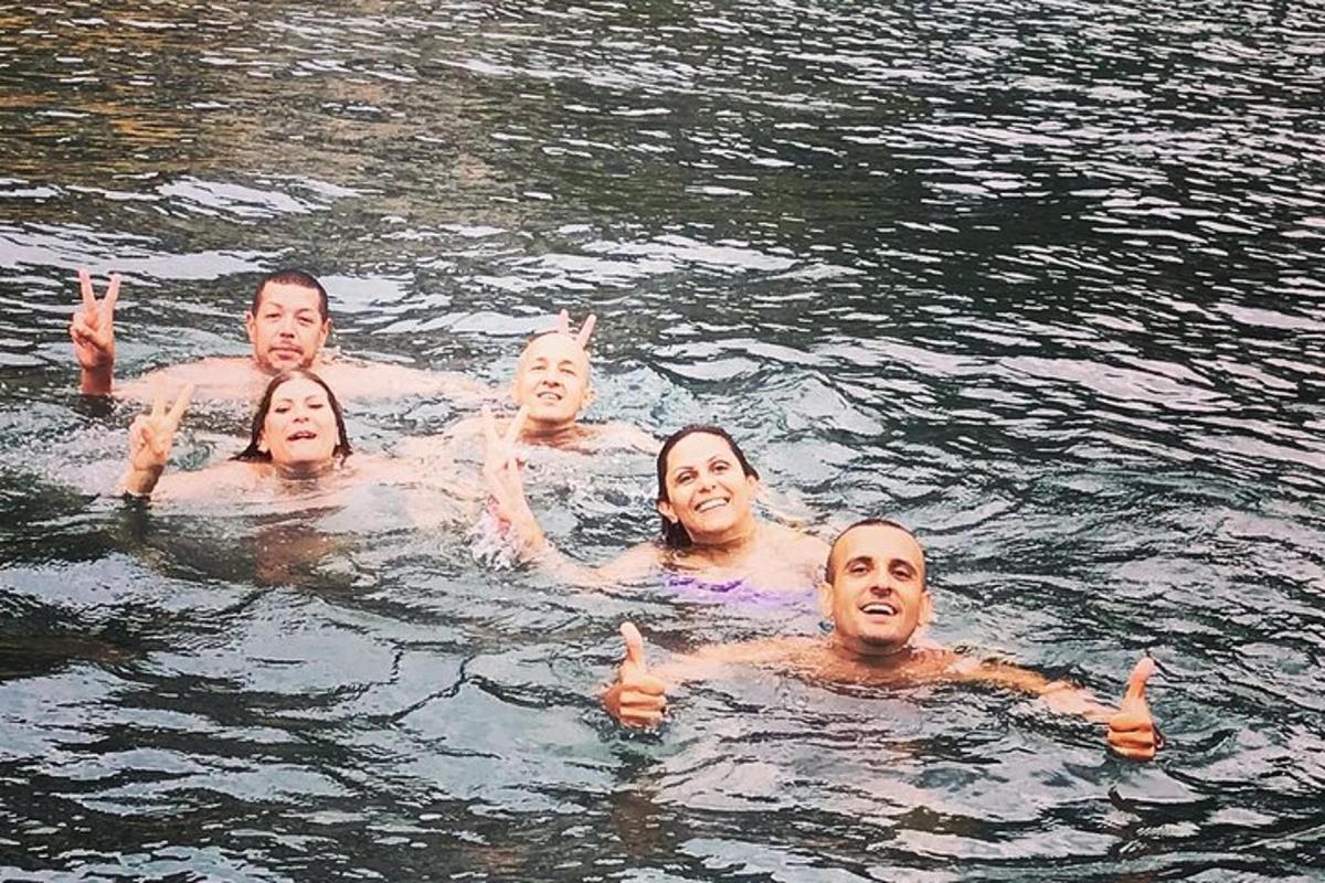 група људи у води показује палац горе