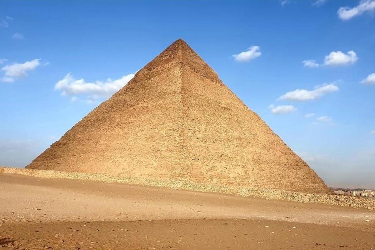 una piràmide al desert amb un cel blau